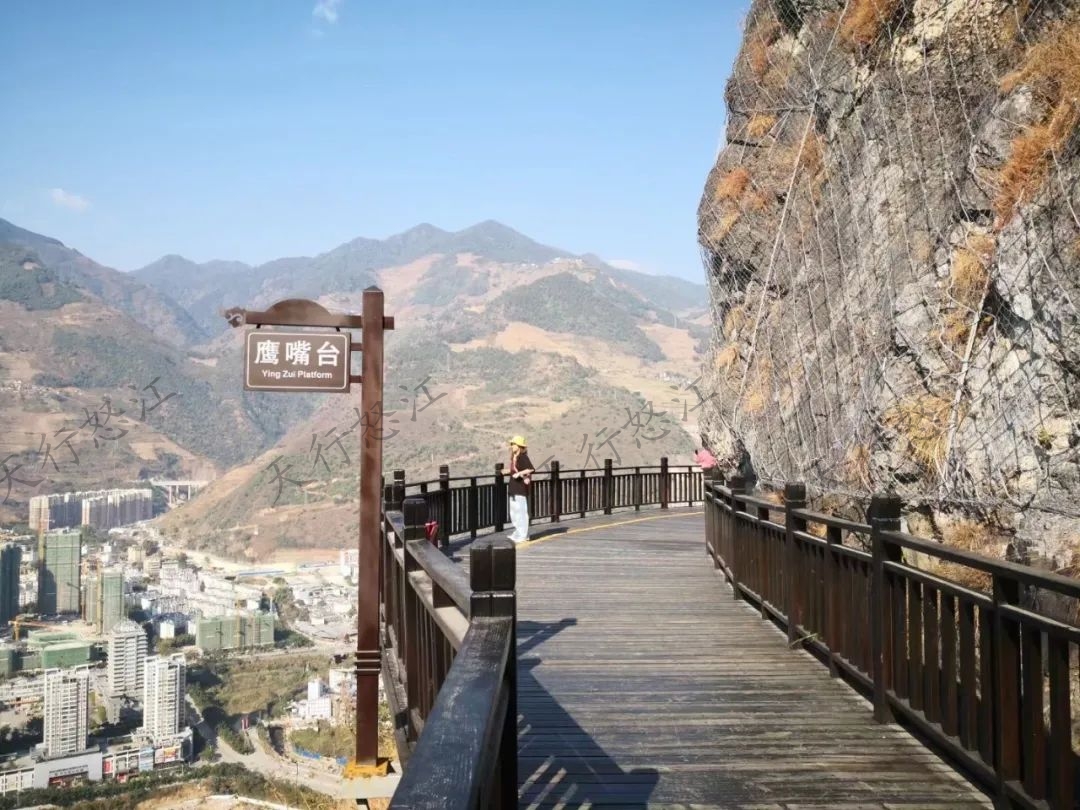 爬上云端棧道，可以鳥(niǎo)瞰六庫(kù)新城區(qū)全景，視線很開(kāi)闊。