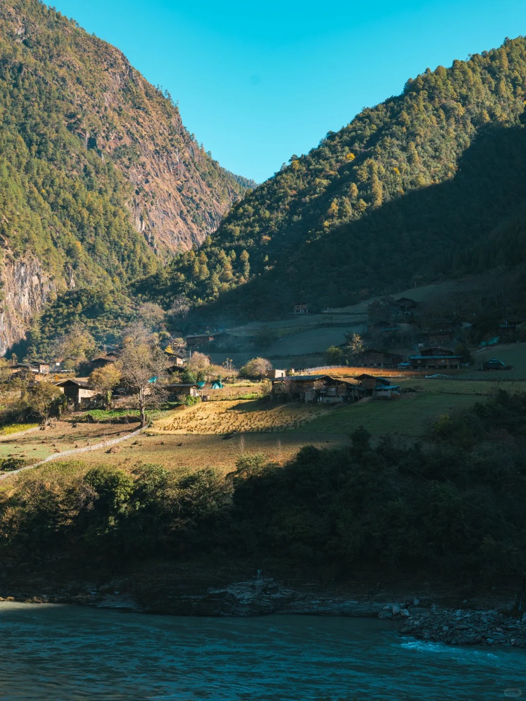云南旅游,云南旅行社,云南團(tuán)建公司,云南策劃公司,云南會議會展,怒江旅游,怒江旅行社,怒江團(tuán)建公司,怒江策劃公司,怒江會議會展：茶馬古道上的活化石村落，霧里看“仙”！ | 峽谷間的時序詩篇